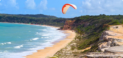 Bahia com vejetação baixa e ventos ideias para a praticade windsurf